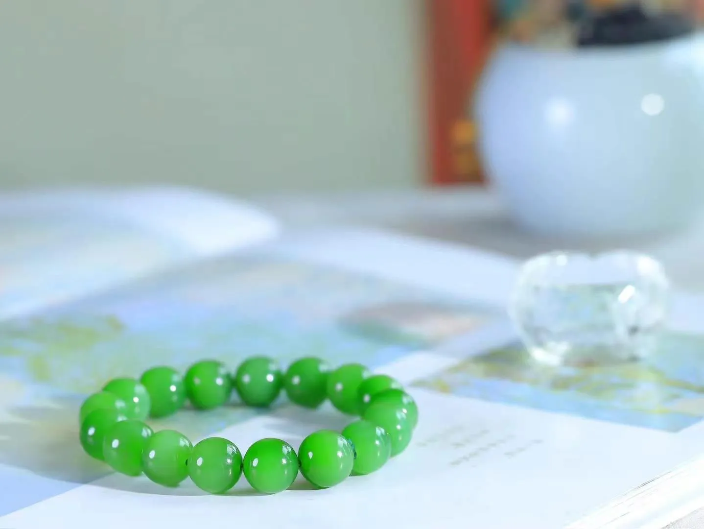【腕间风华.手串】

精品️和田玉碧玉圆珠手串，天然纯净，玉质细腻，圆润如珠，佩戴于腕间，尽显高贵