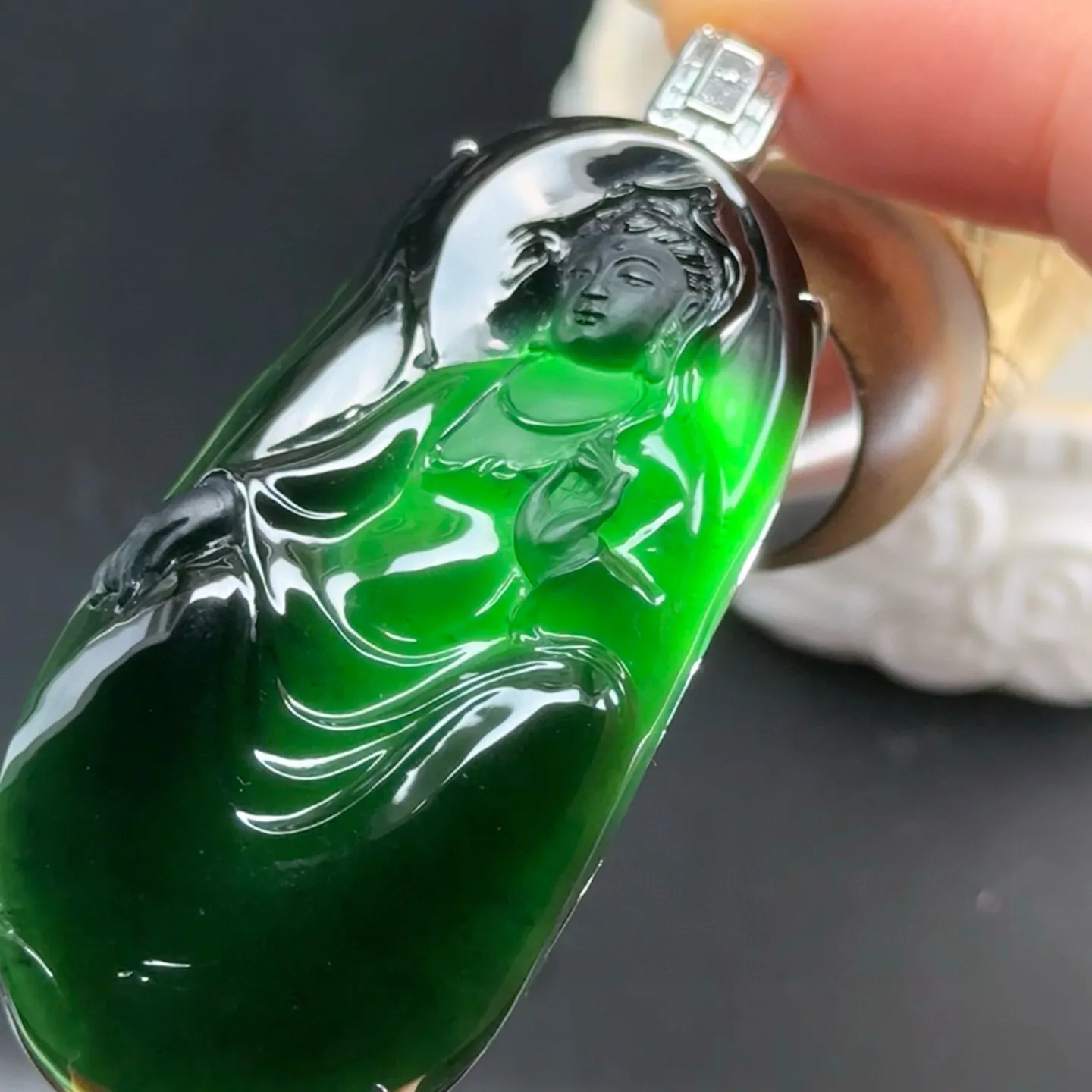 精品18k墨翠观音 种好色正 黑度极好 打灯通透 油性十足 尺寸67.2
