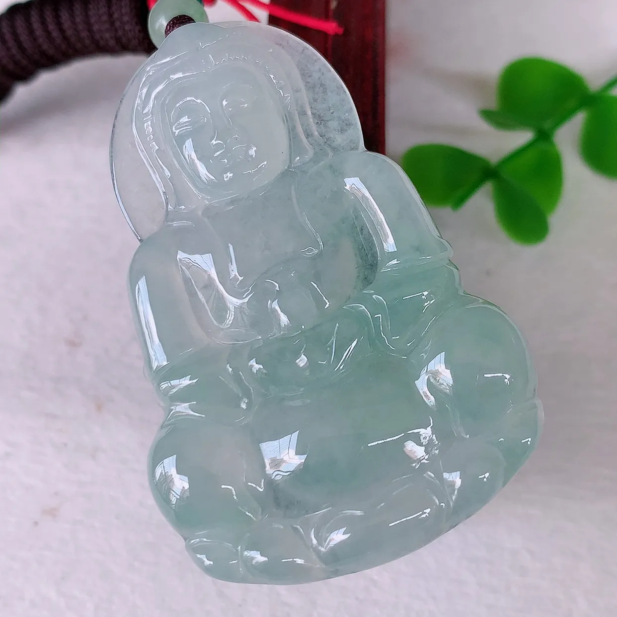 自然光实拍，冰种观音吊坠，赐福翡翠观音，冰透，起强玻璃光泽，观音面相慈祥，雕琢细致，佩戴气质！#46.16