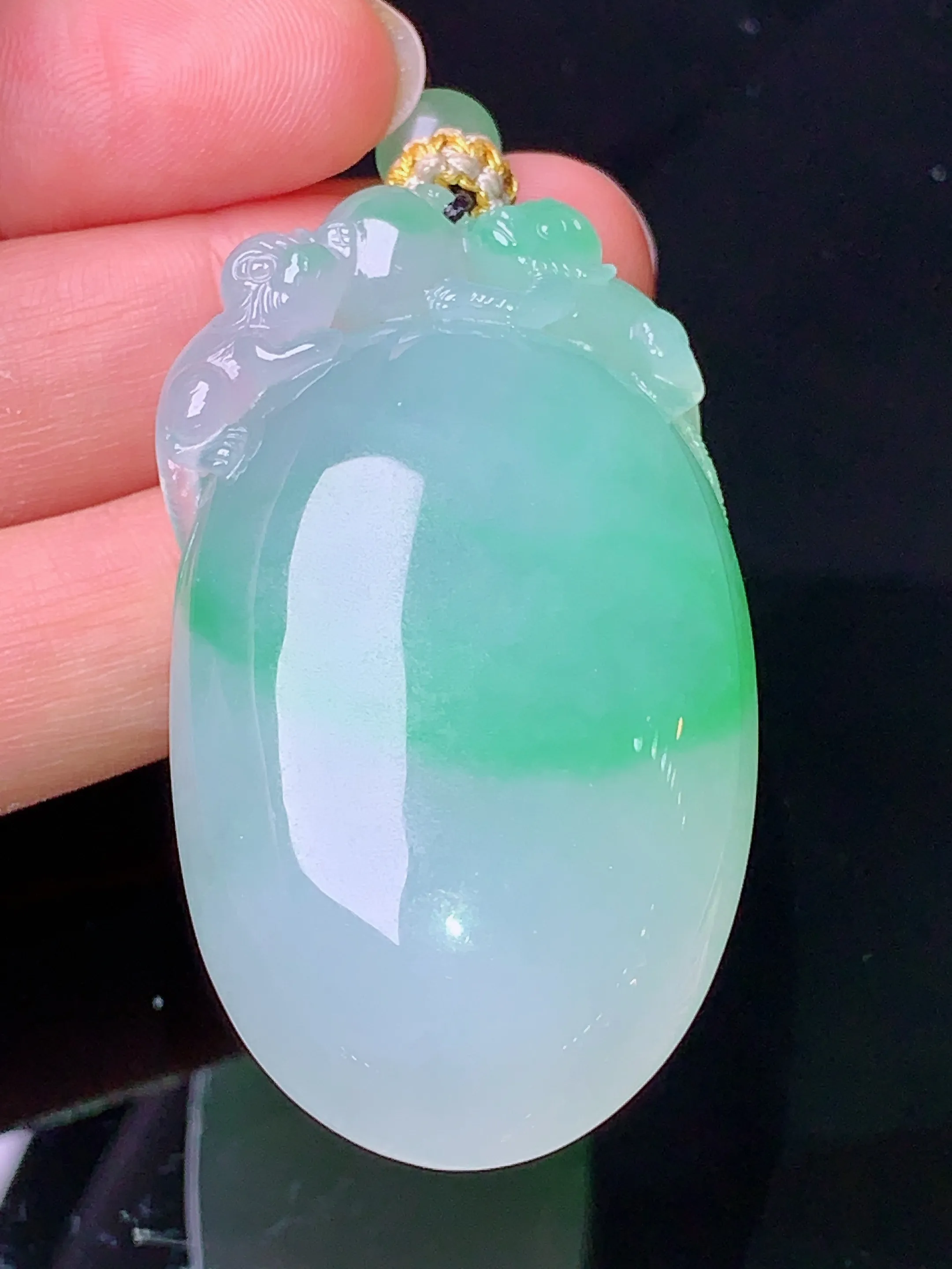 飘绿福瓜吊坠 玉质细腻 水润亮眼 色泽艳丽 整体尺寸52.2*28*15.6
