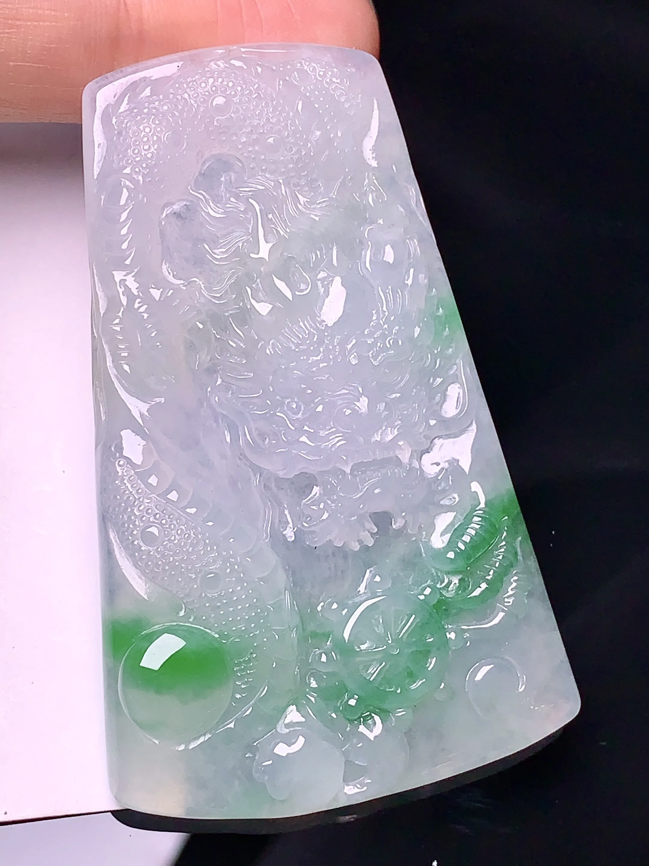 飘绿龙牌吊坠 玉质细腻 水润亮眼 色泽艳丽 整体尺寸60.5*37.6*6.6