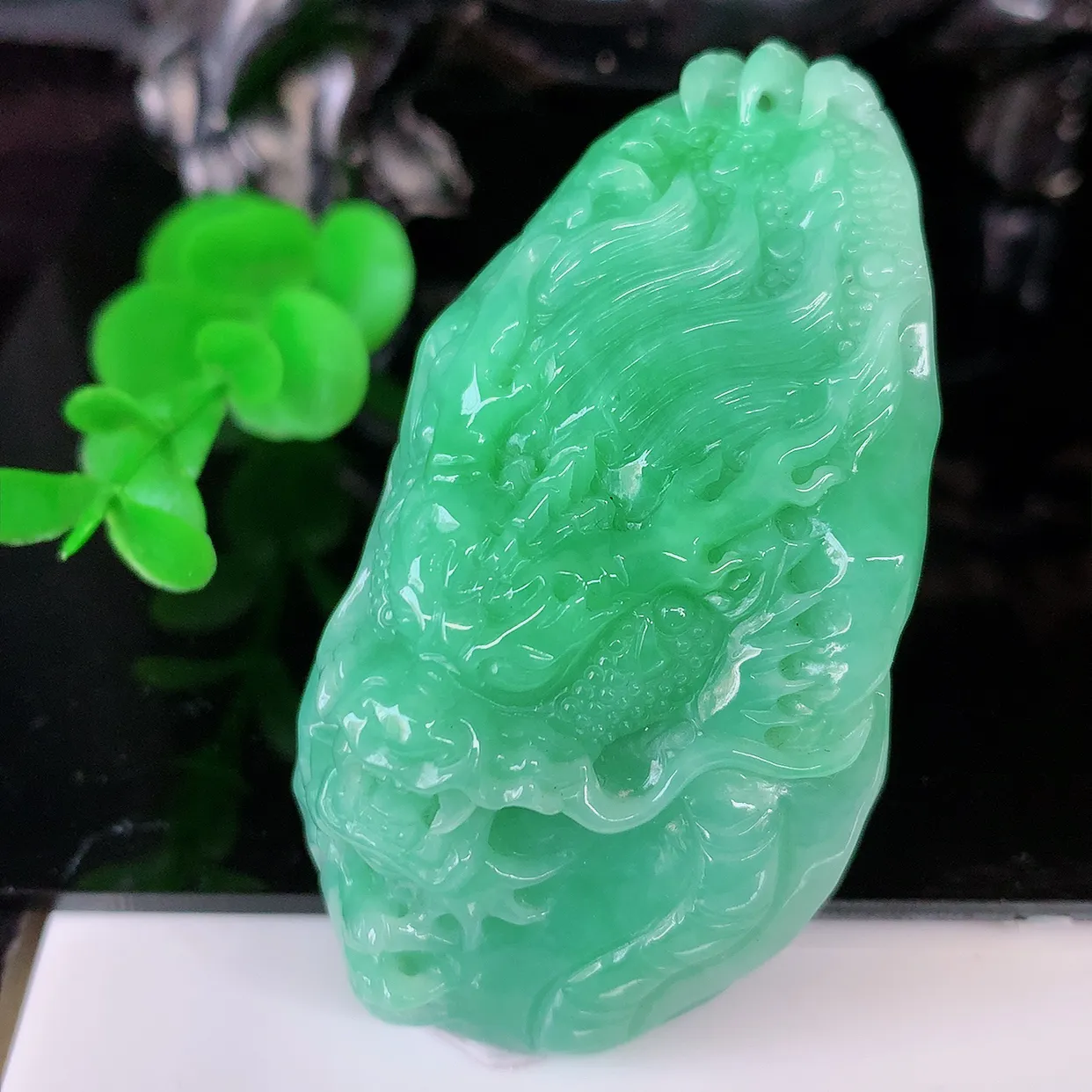 自然光实拍，精雕满绿翡翠龙牌吊坠，龙行天下，雕工立体精湛，翡翠龙牌，种老水足，配戴霸气时尚，值得收藏!#57.16