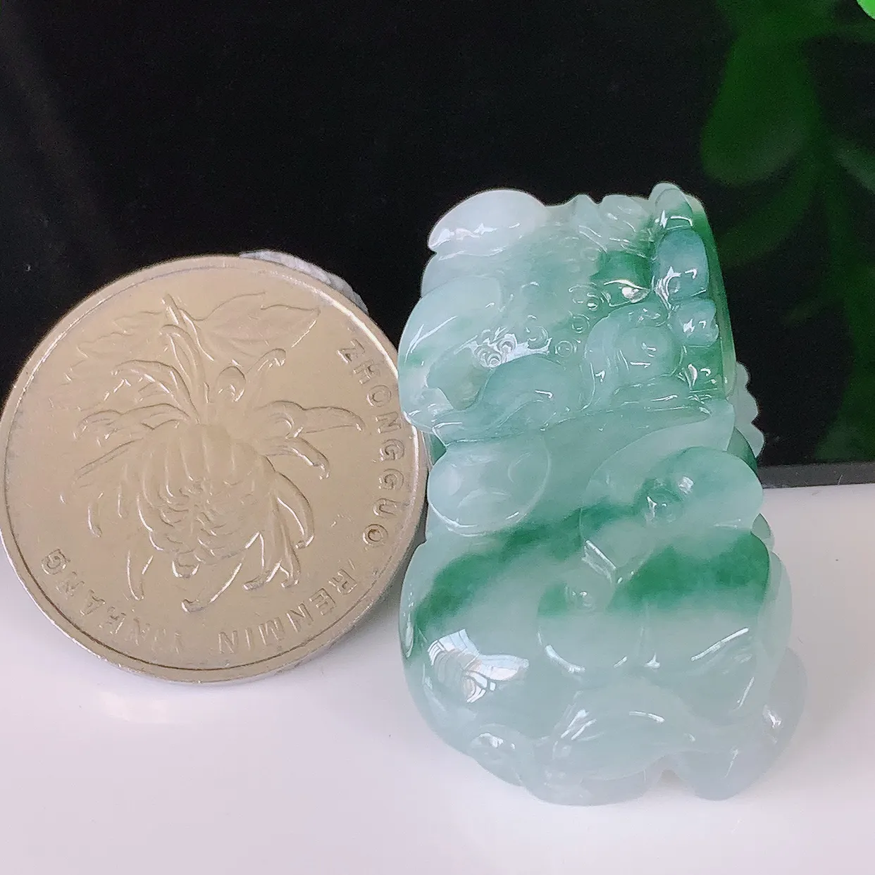 自然光实拍，冰润飘花招财貔貅吊坠，民间有“一摸貔貅运程旺盛，再摸貔貅财运滚滚，三摸貔貅平步青云 ”的美好祝愿。#81.16