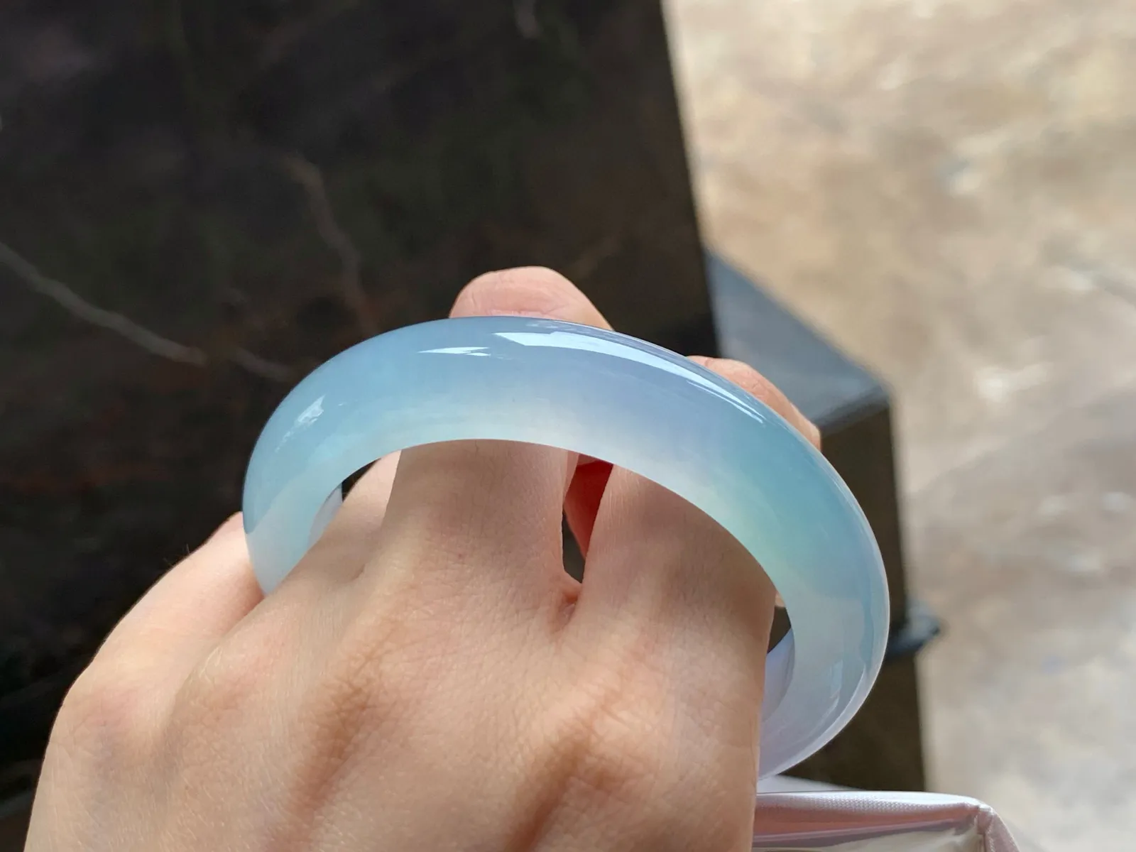 冰种底色手镯
清爽53.2/12.6/9.3mm