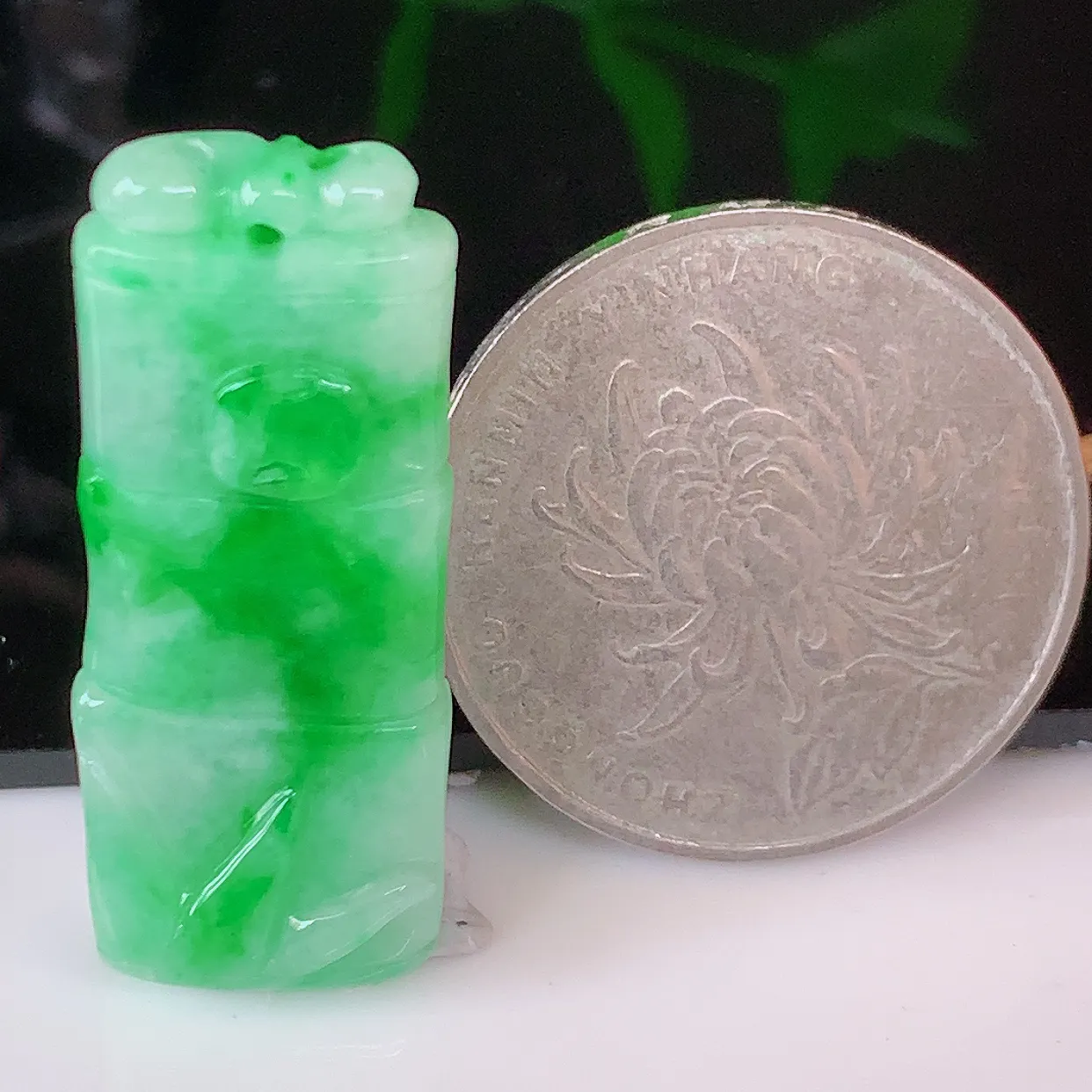 自然光实拍，飘阳绿节节高竹节玉坠，款式时尚大方，竹节寓意好，佩戴事业，学业节节高升！#05.16