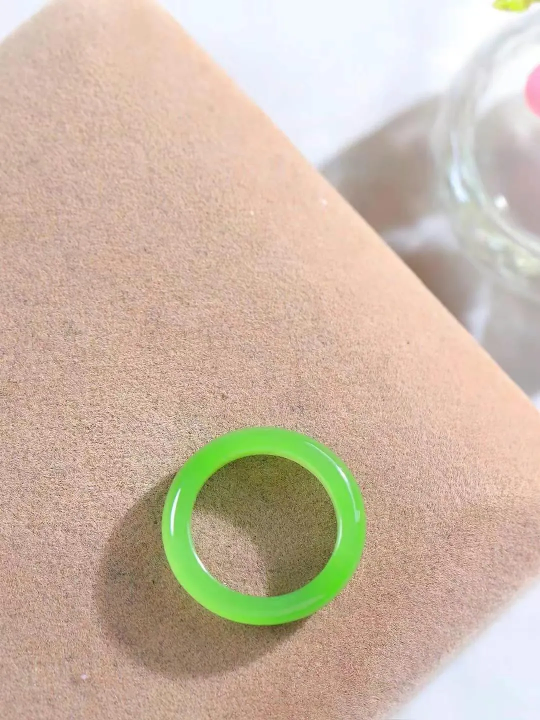 【玉见倾心.戒指】

精品和田玉碧玉苹果绿戒指 玉质细腻温润，油性十足。几经花落去，无可奈流年。如果我是一株小菊花，那一定会开在你必经的路旁，努力绽放最美的花蕾，只为等待你惊鸿一瞥的温柔。重2.7克 尺寸17.2-5-3.3mm 78701666T
