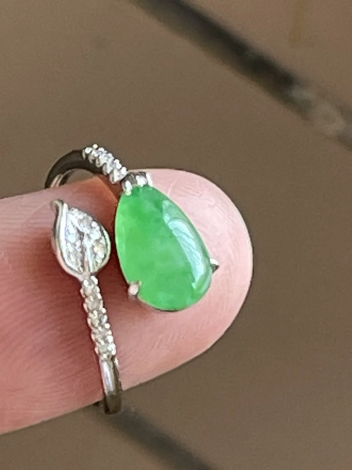 缅甸翡翠A货，随行女戒，上手效果好，色辣，时尚简约，裸石尺寸10.3/6.7/3