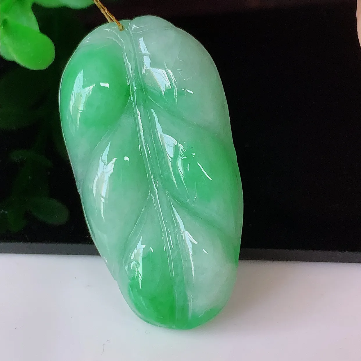 自然光实拍，冰润飘阳绿事业有成叶子吊坠，莹润且起胶，叶子清秀优雅，佩戴大业有成！#35.16