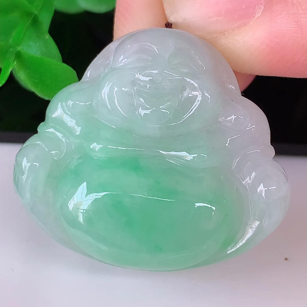 自然光实拍，冰润飘绿佛公翡翠吊坠，饱满， 佛公亦保平安，寓意有福（佛公）相伴，品相佳，配戴优雅迷人！#57.16
