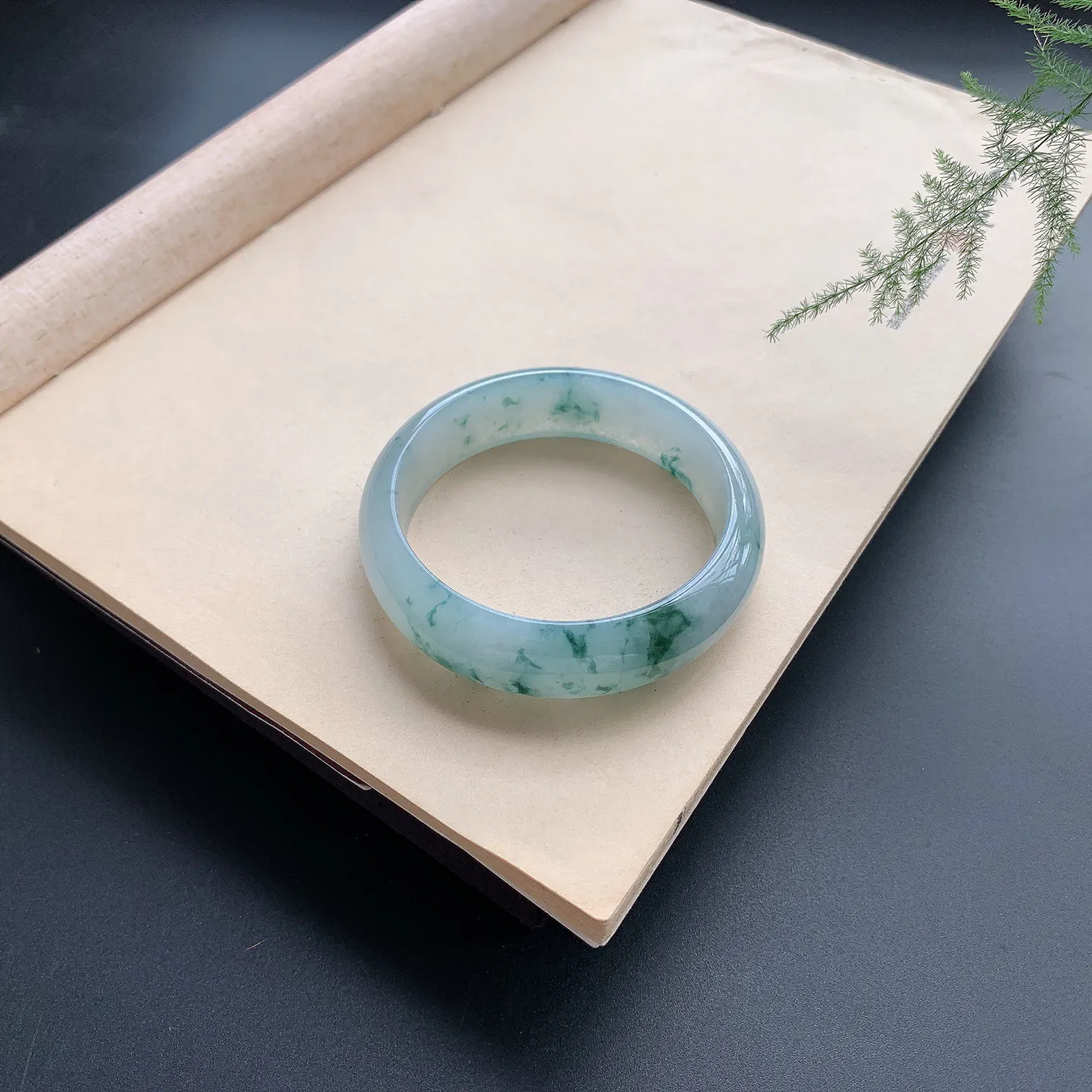58.5圈口飘花正圈手镯 尺寸：58.5-17-7.5，无纹裂，花色浓郁，宽版大气