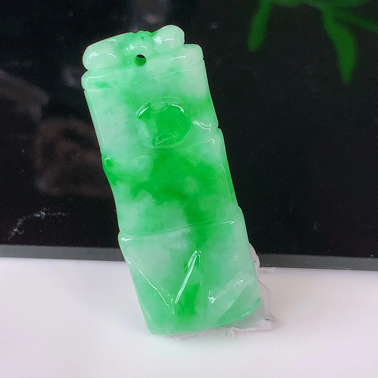 自然光实拍，飘阳绿节节高竹节玉坠，款式时尚大方，竹节寓意好，佩戴事业，学业节节高升！#05.16