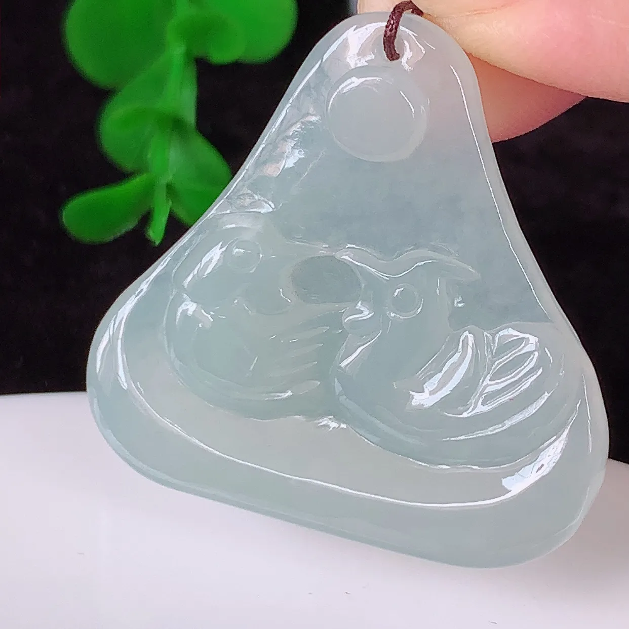 自然光实拍，冰种翡翠鸳鸯。吊坠，翠色灵动，种老水足，寓意好，品相佳，佩戴佳品！#41.16