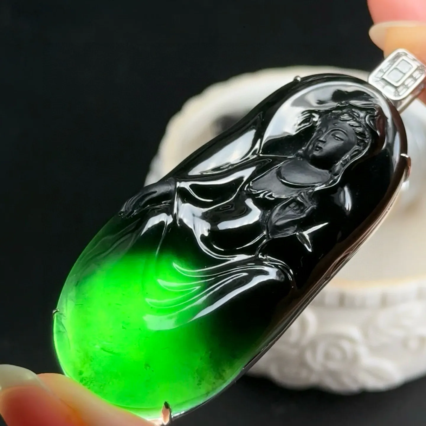 精品18k墨翠观音 种好色正 黑度极好 打灯通透 油性十足 尺寸67.2