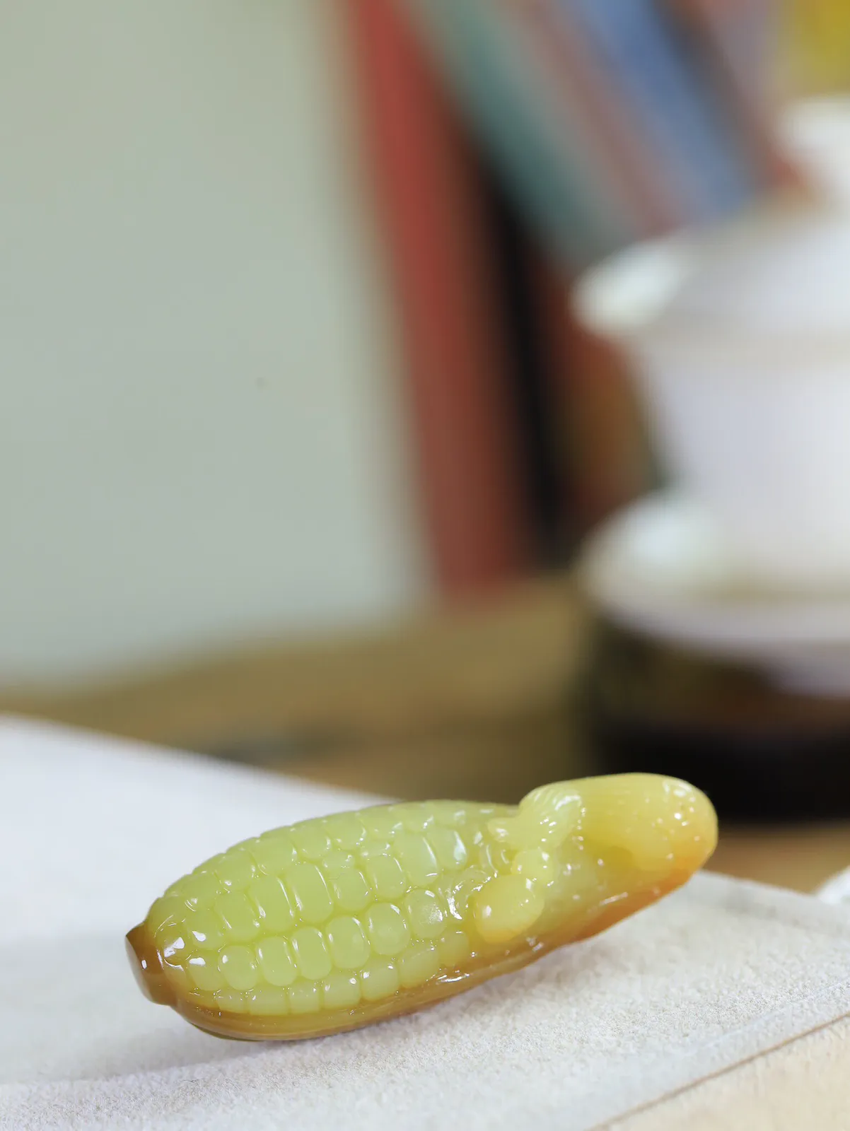 多子多福）和田玉黄口带糖玉米 挂件，精雕玉米玉质温润细腻 油性十足 硕大的叶子，包裹着丰收的果实，设计简约而独到，工艺精细，寓意金玉满堂，丰衣足食，多子多福，一本万利
重54.5克   尺寸63.6-28.5-21.6mm