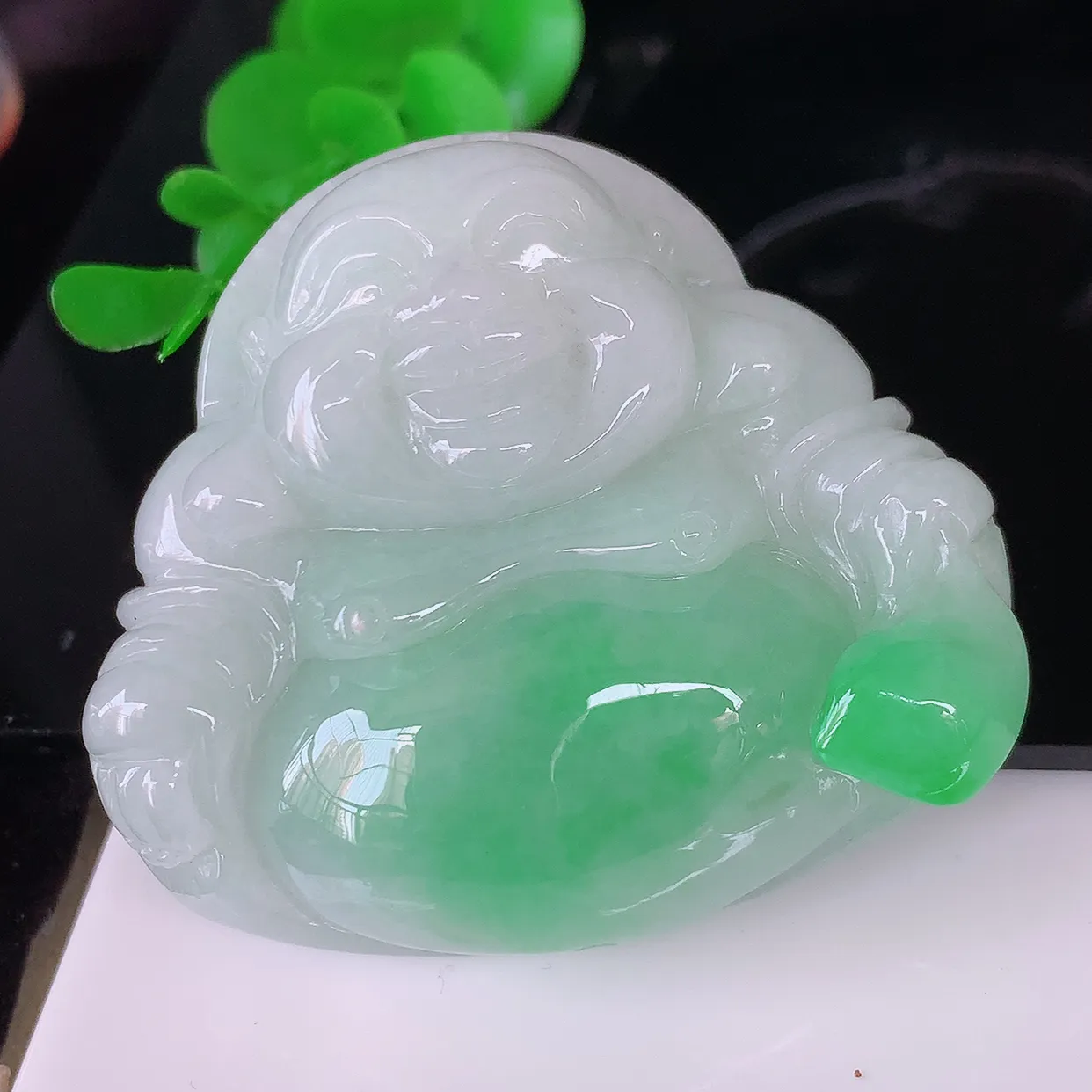 自然光实拍，大件饱满飘阳绿翡翠佛公吊坠，笑口常开，佛公在心中，一生平安幸福，冰透，佛公翠色迷人，佩戴佳品！#46.16