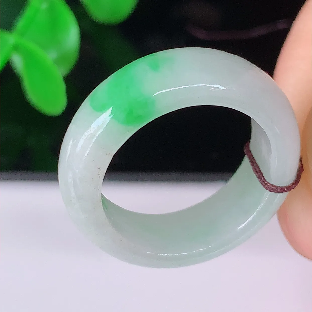 自然光实拍，16.2mm内径翡翠指环，玉戒指，玉质莹润，好精美好冰润的指环，12圈口，上手纤巧！#1.16