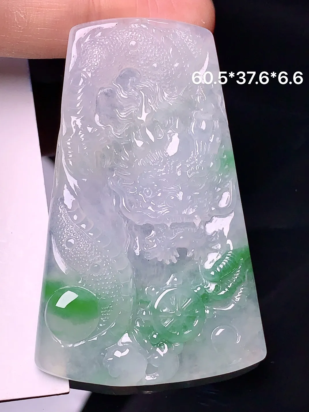 飘绿龙牌吊坠 玉质细腻 水润亮眼 色泽艳丽 整体尺寸60.5*37.6*6.6