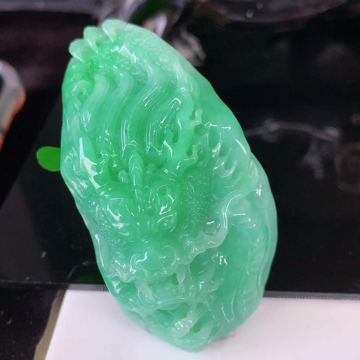 自然光实拍，精雕满绿翡翠龙牌吊坠，龙行天下，雕工立体精湛，翡翠龙牌，种老水足，配戴霸气时尚，值得收藏!#57.16