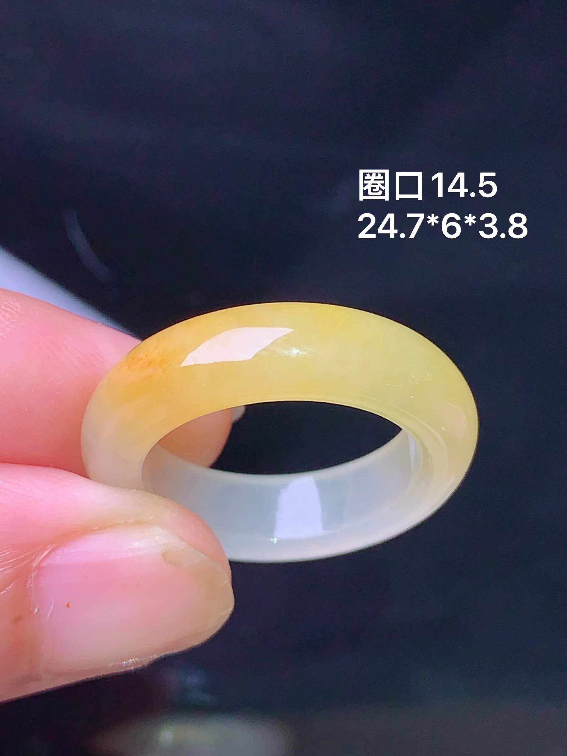 飘黄翡指环 玉质细腻 水润亮眼 色泽艳丽 圈口14.5 整体尺寸24.7*6*3.8