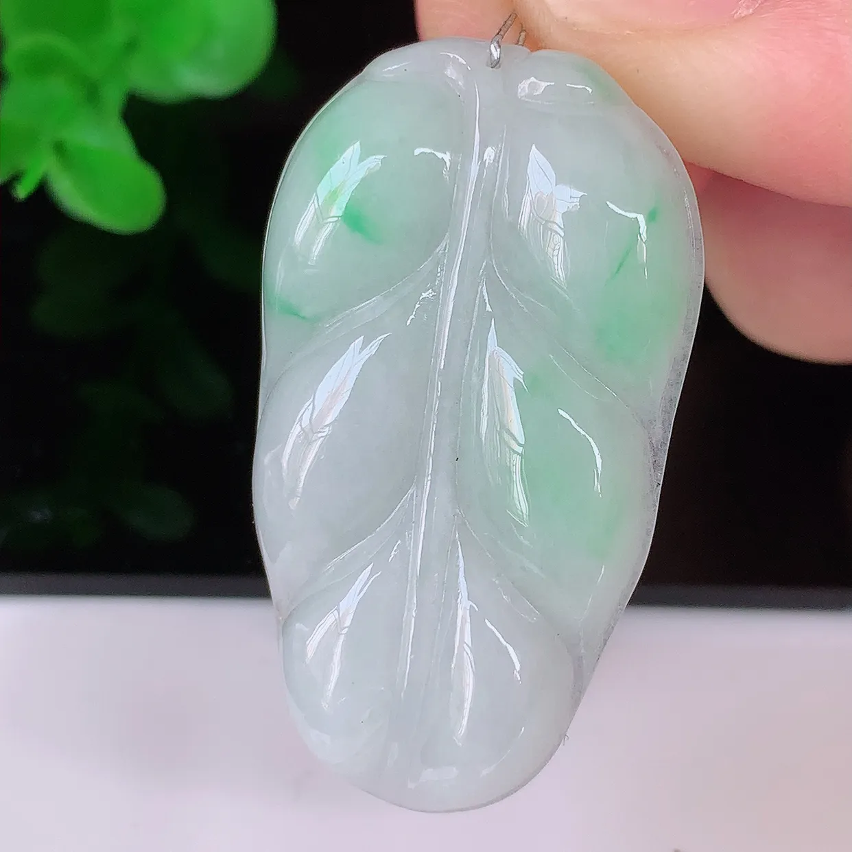 自然光实拍，冰润飘绿事业有成叶子吊坠，莹润且起胶，叶子清秀优雅，佩戴大业有成！#35.16