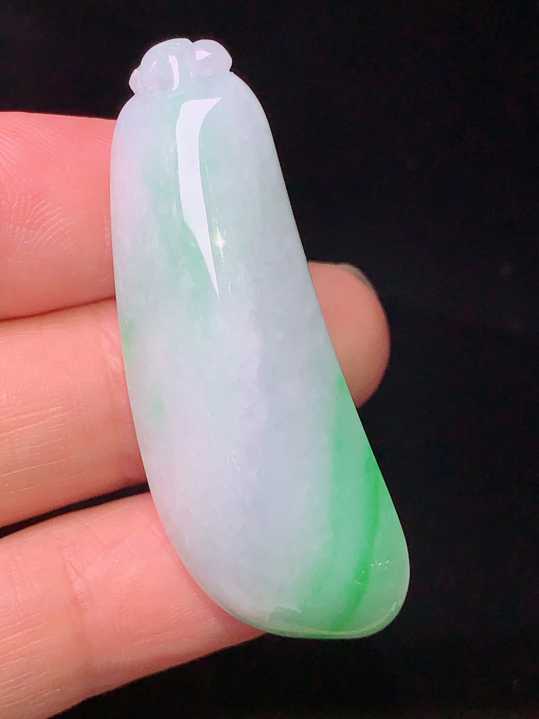 飘绿福瓜吊坠 玉质细腻 水润亮眼 色泽艳丽 整体尺寸45*15.8*12.2