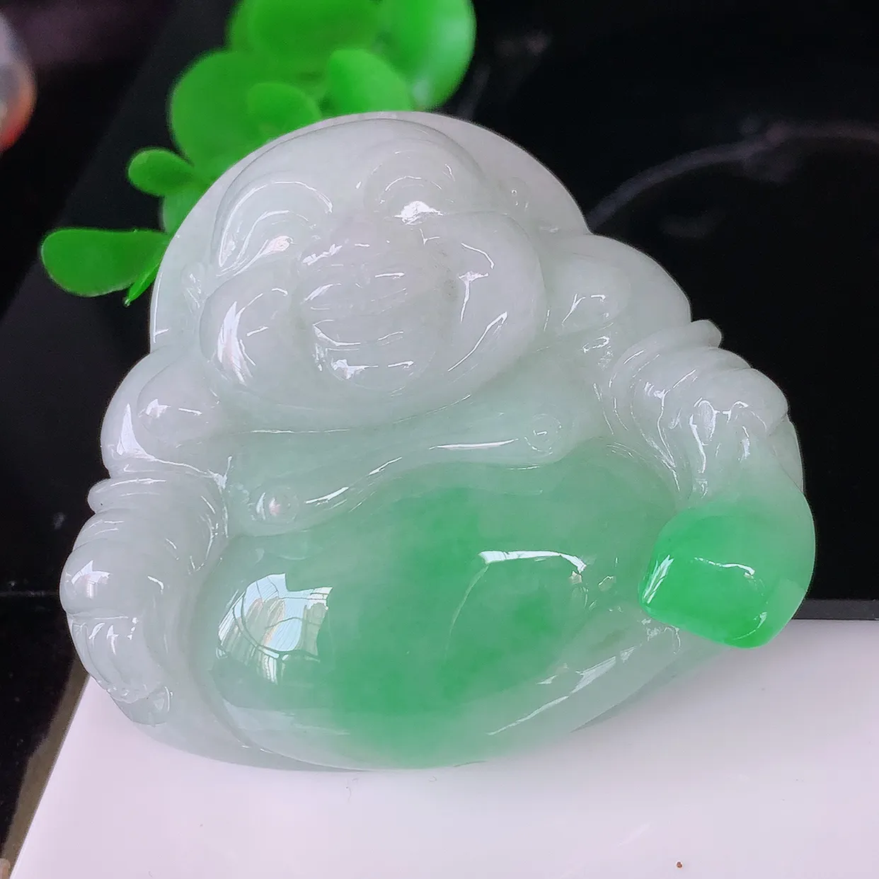 自然光实拍，大件饱满飘阳绿翡翠佛公吊坠，笑口常开，佛公在心中，一生平安幸福，冰透，佛公翠色迷人，佩戴佳品！#46.16