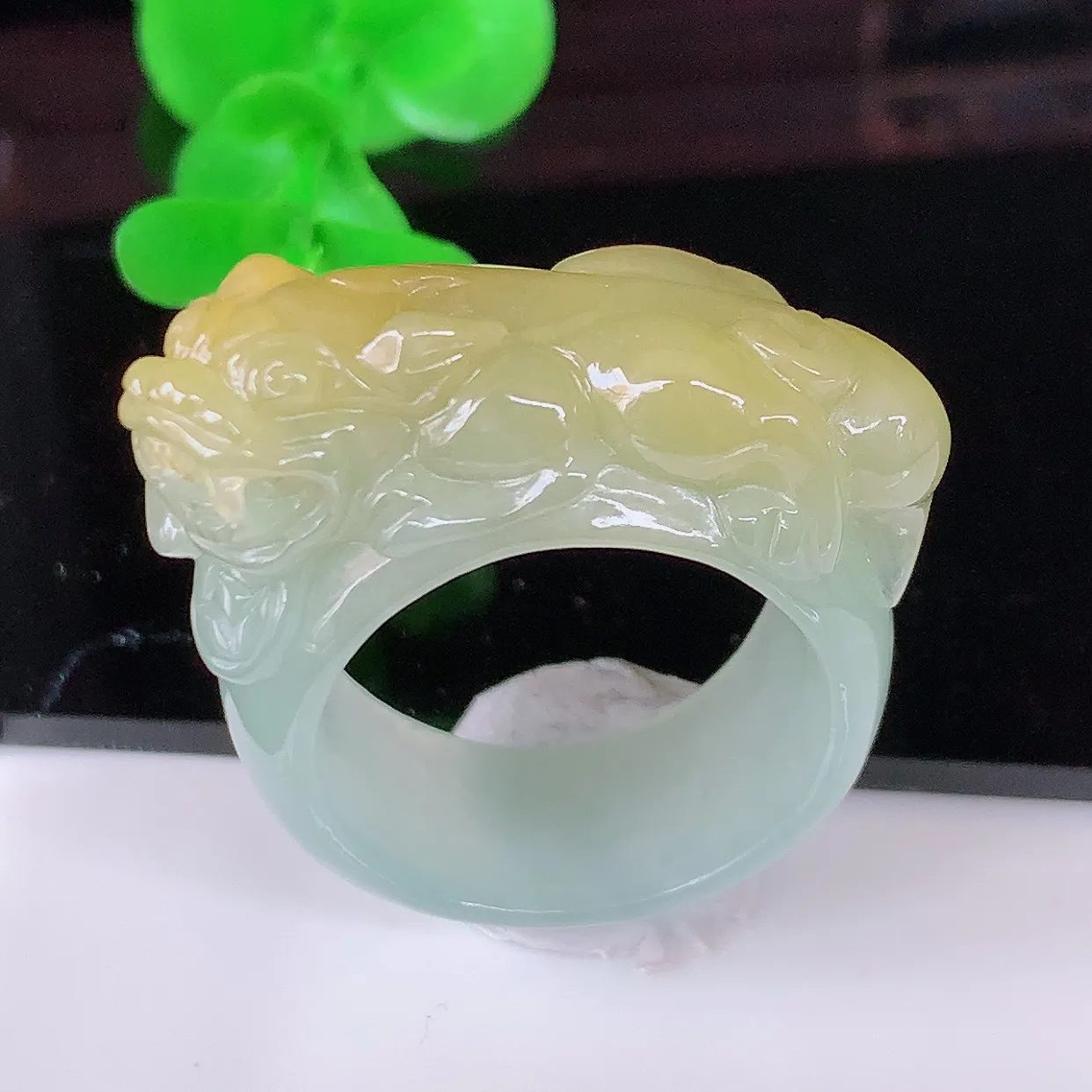 自然光实拍，黄翡貔貅扳指，18.8mm内径翡翠指环，玉戒指，玉质莹润，好精美好冰润的指环，20圈口，上手纤巧！#38.16