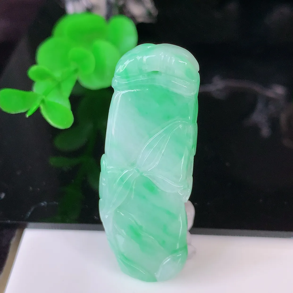自然光实拍，飘绿节节高竹节玉坠，款式时尚大方，竹节寓意好，佩戴事业，学业节节高升！#57.16