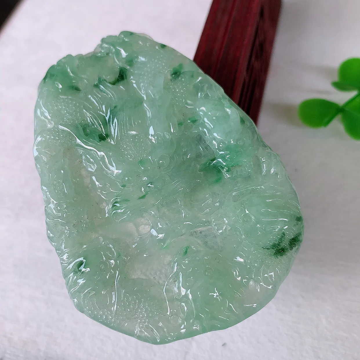 自然光实拍，精雕飘花翡翠龙牌吊坠，龙行天下，雕工立体精湛，翡翠龙牌，种老水足，配戴霸气时尚，值得收藏!#46.16