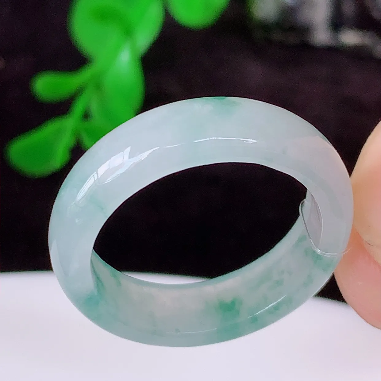 自然光实拍，18mm内径翡翠指环，玉戒指，玉质莹润，好精美好冰润的指环，17圈口，上手纤巧！46.16