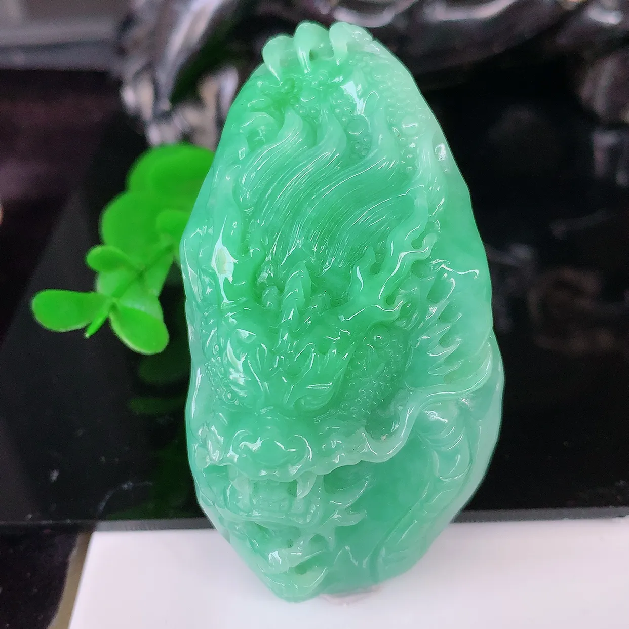 自然光实拍，精雕满绿翡翠龙牌吊坠，龙行天下，雕工立体精湛，翡翠龙牌，种老水足，配戴霸气时尚，值得收藏
