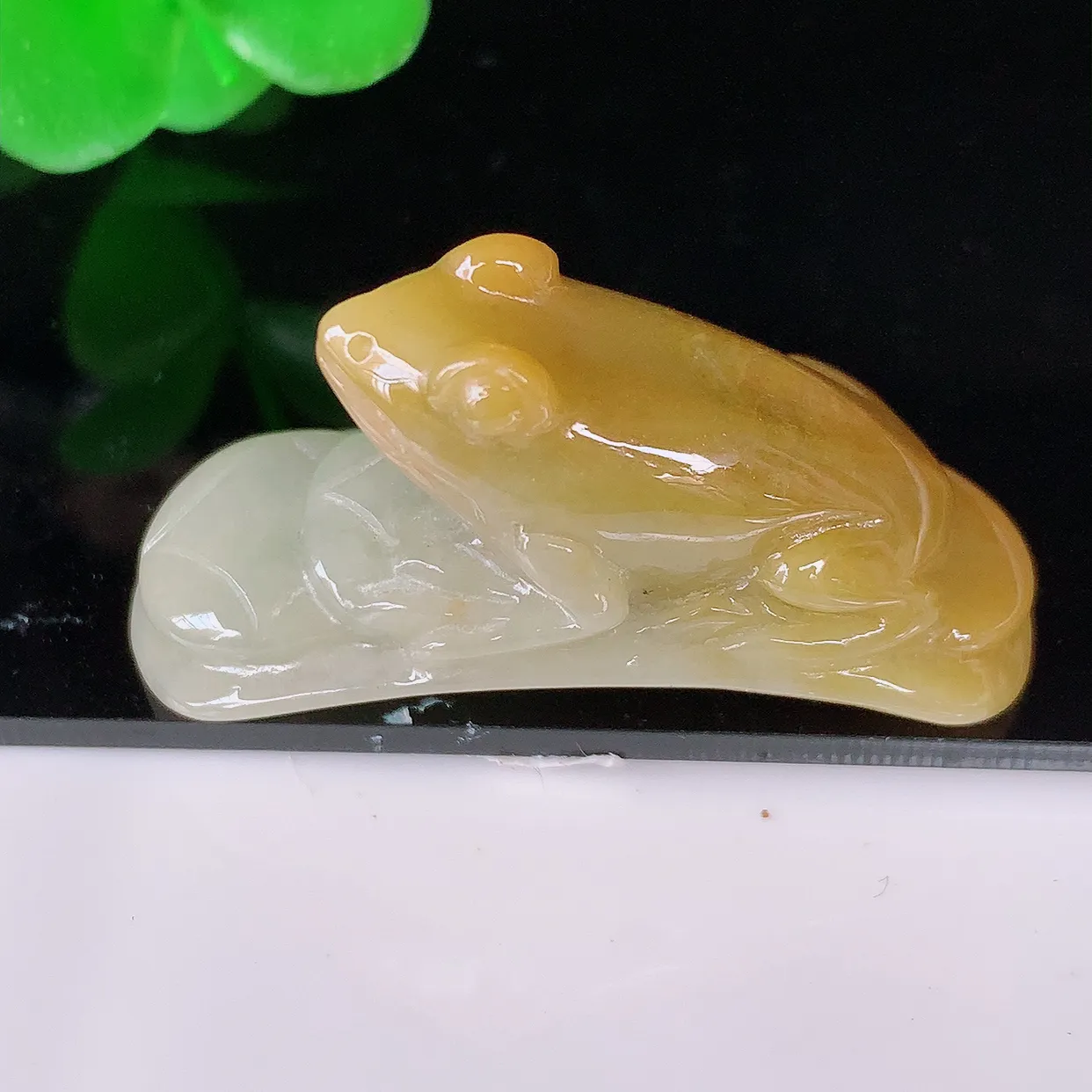 自然光实拍，冰润黄翡招财金蟾翡翠吊坠，种老水足，雕工精湛 ，寓意美好，佩戴时尚出众！#60.16