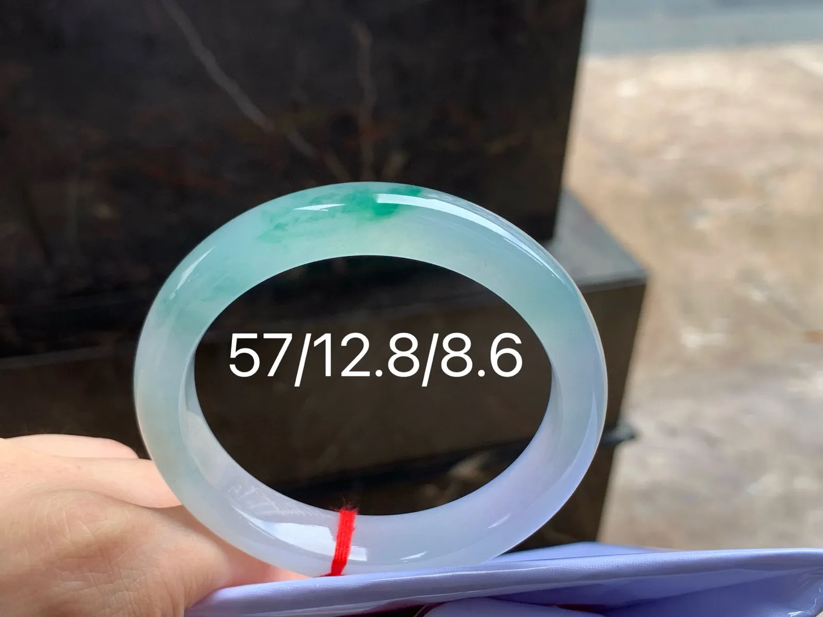 冰种飘花手镯
清爽57/12.8/8.6mm