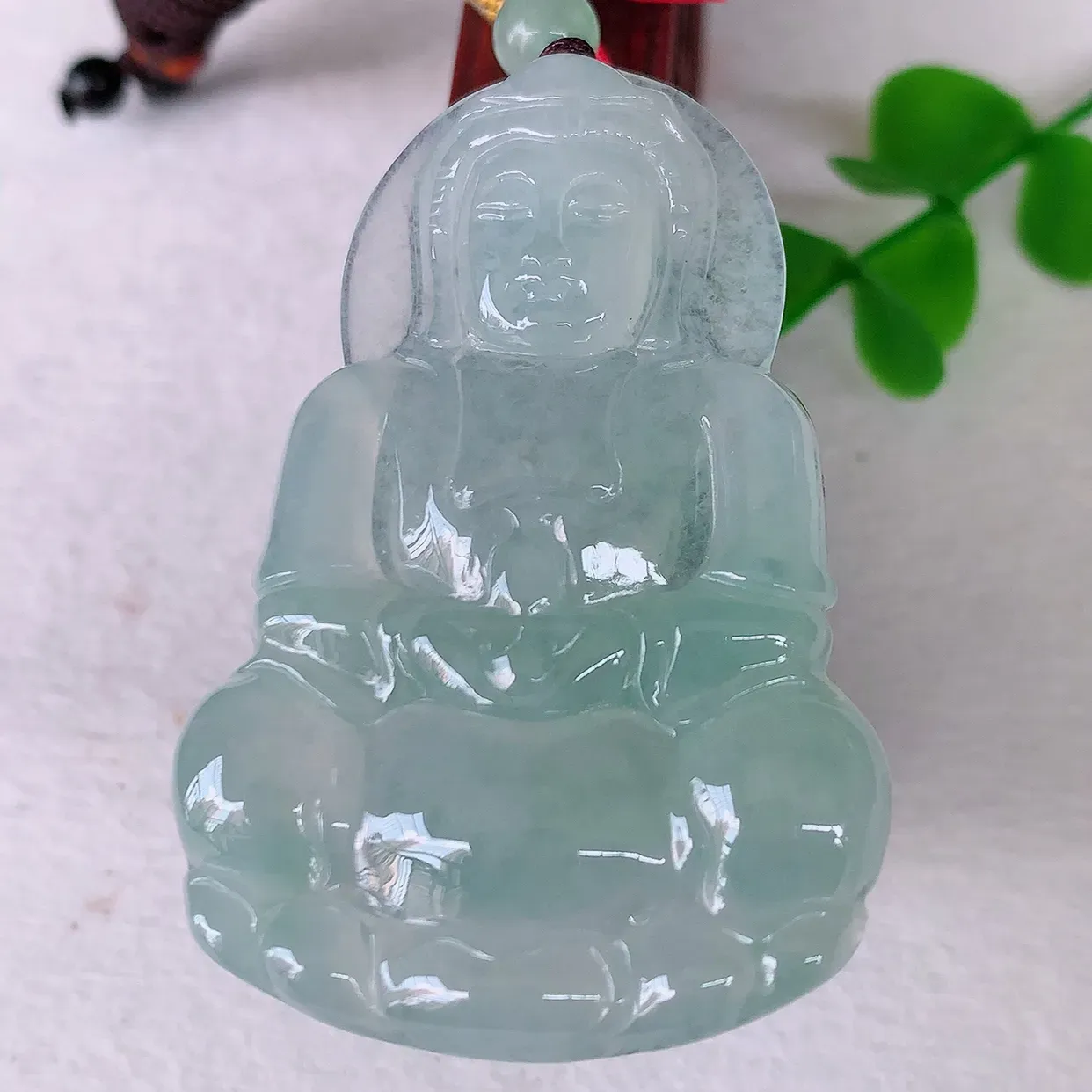 自然光实拍，冰种观音吊坠，赐福翡翠观音，冰透，起强玻璃光泽，观音面相慈祥，雕琢细致，佩戴气质！#46