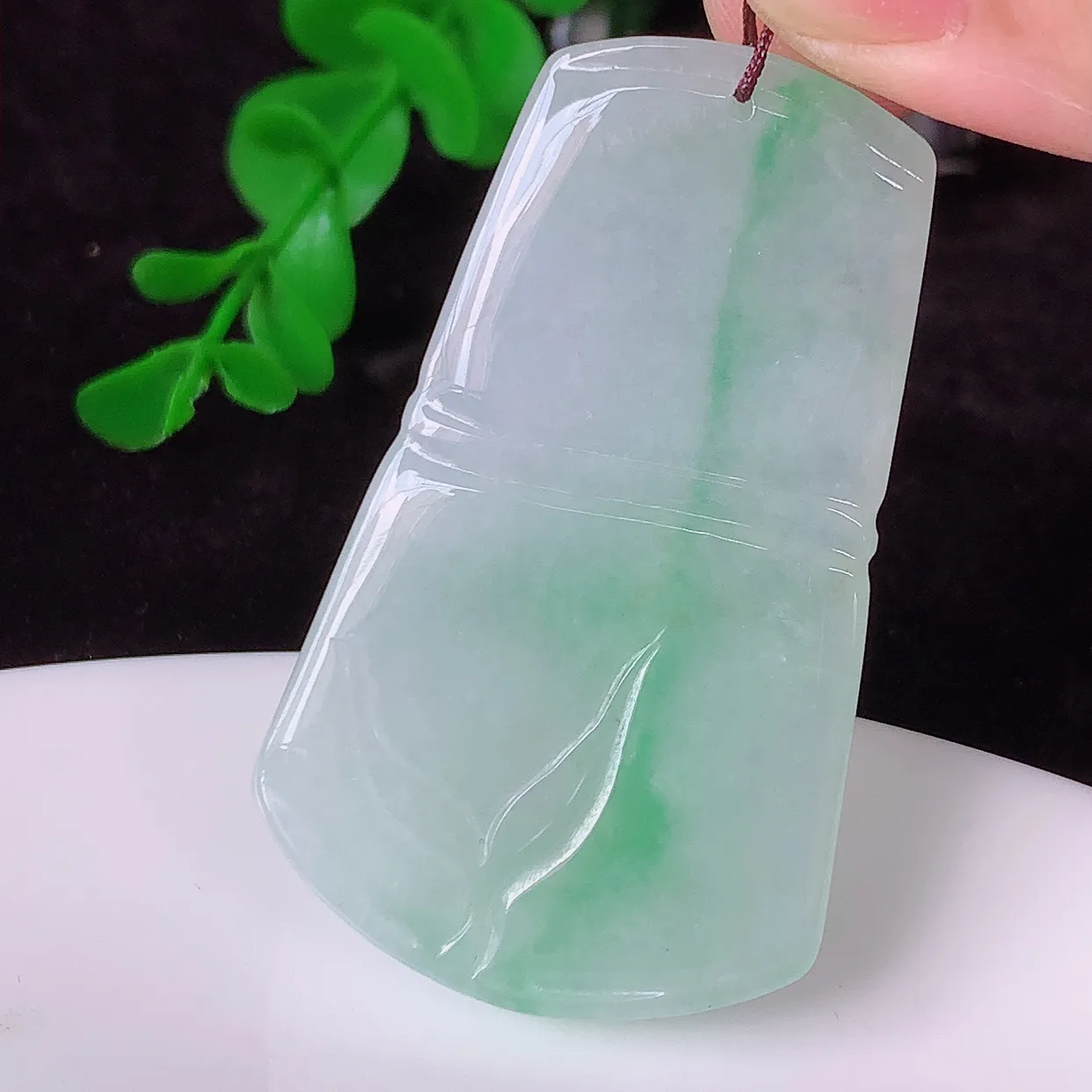 自然光实拍，水润飘绿竹节翡翠吊坠。竹节寓意“节节高，官运亨通，前程似锦，水润莹泽，清秀高雅，佩戴精美！#41.16