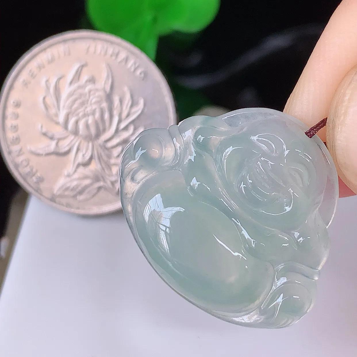 自然光实拍，冰种佛公翡翠吊坠，饱满， 佛公亦保平安，寓意有福（佛公）相伴，品相佳，配戴优雅迷人！#57.16