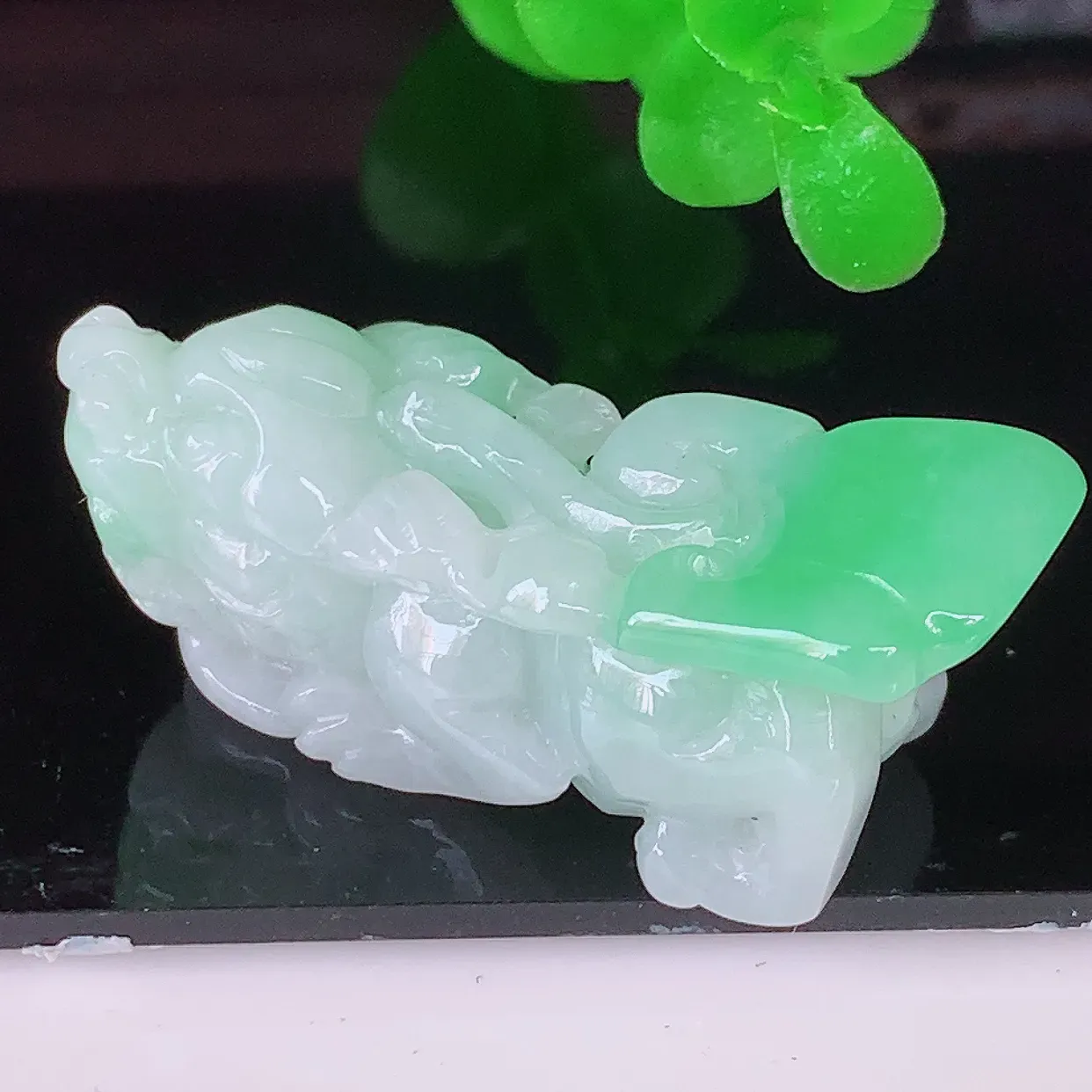 自然光实拍，冰润飘绿招财貔貅吊坠，民间有“一摸貔貅运程旺盛，再摸貔貅财运滚滚，三摸貔貅平步青云 ”的美好祝愿。#81.16