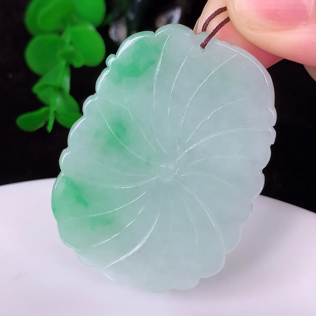 自然光实拍，冰润飘绿和和美美翡翠玉坠，财源广进，自然隐逸、荷本是素不着尘之物，有和美之寓意。#05.16