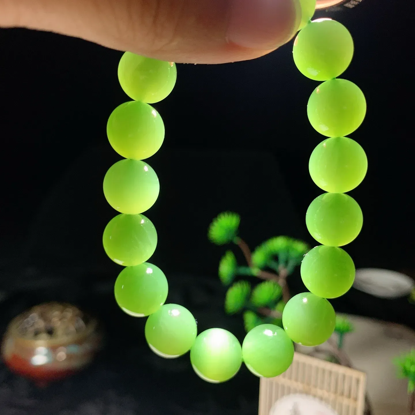 和田玉俄罗斯碧玉阳绿圆珠手串，单颗尺寸12玉质细腻油润 底色纯净 脂粉好，品质好！lt250716
