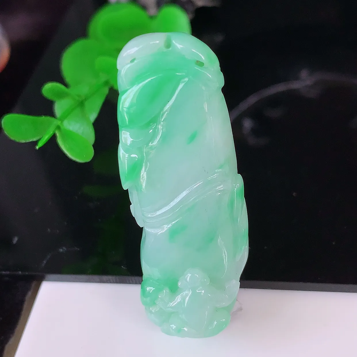 自然光实拍，飘绿节节高竹节玉坠，款式时尚大方，竹节寓意好，佩戴事业，学业节节高升！#57.16
