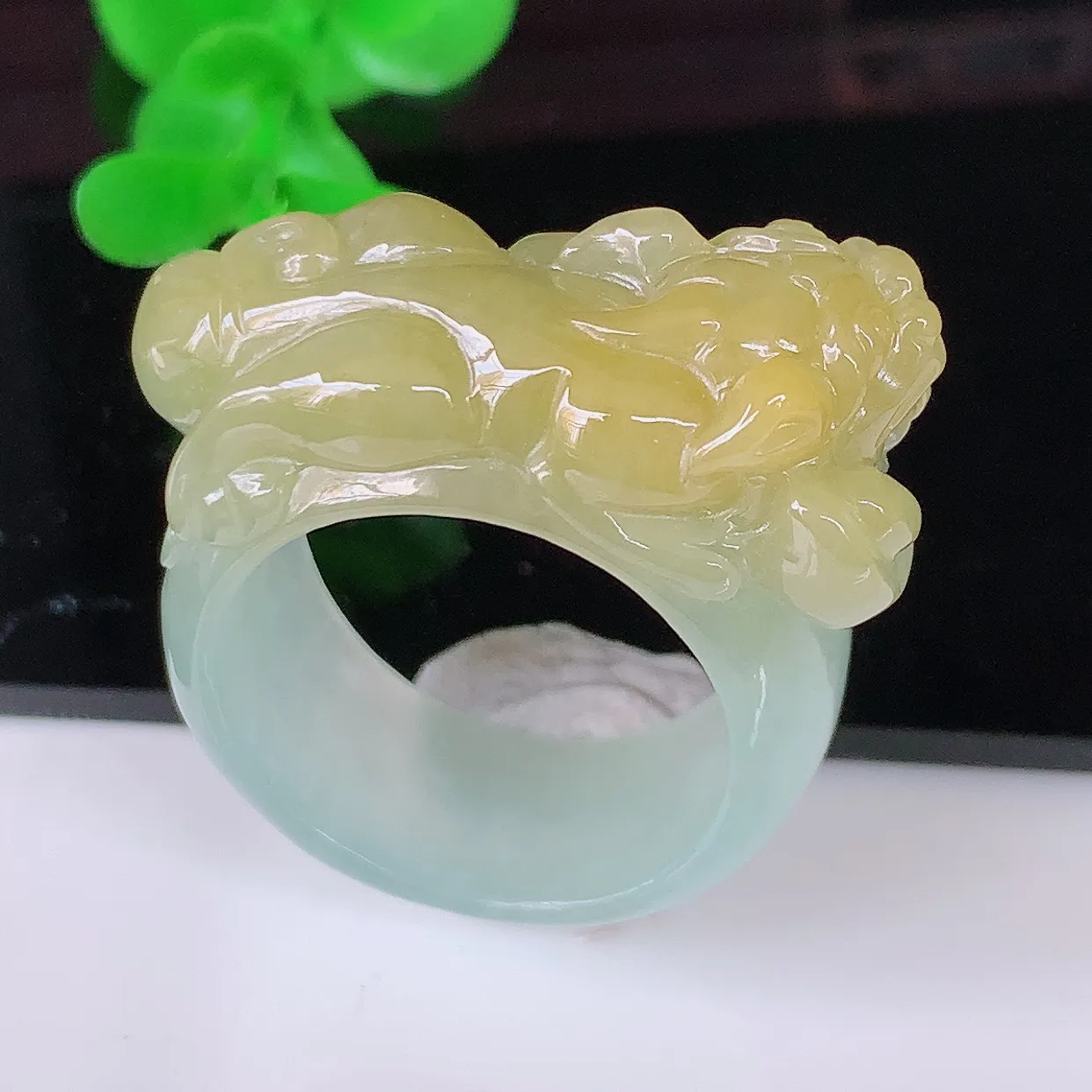 自然光实拍，黄翡貔貅扳指，18.8mm内径翡翠指环，玉戒指，玉质莹润，好精美好冰润的指环，20圈口，上手纤巧！#38.16