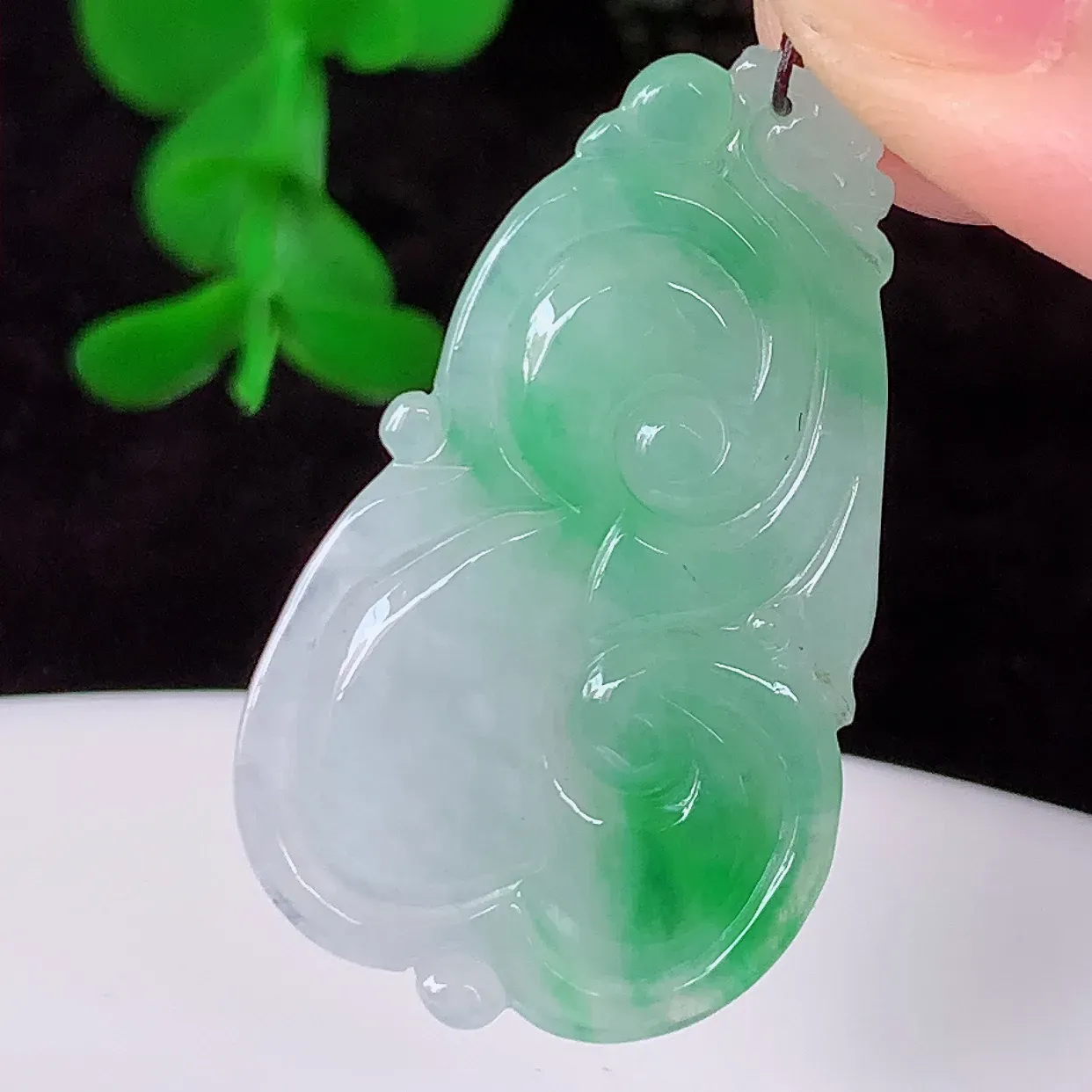 自然光实拍，冰飘绿如意翡翠吊坠，上身效果非常美，饱满大气，工艺美，万事如意，如意一生，#41.16