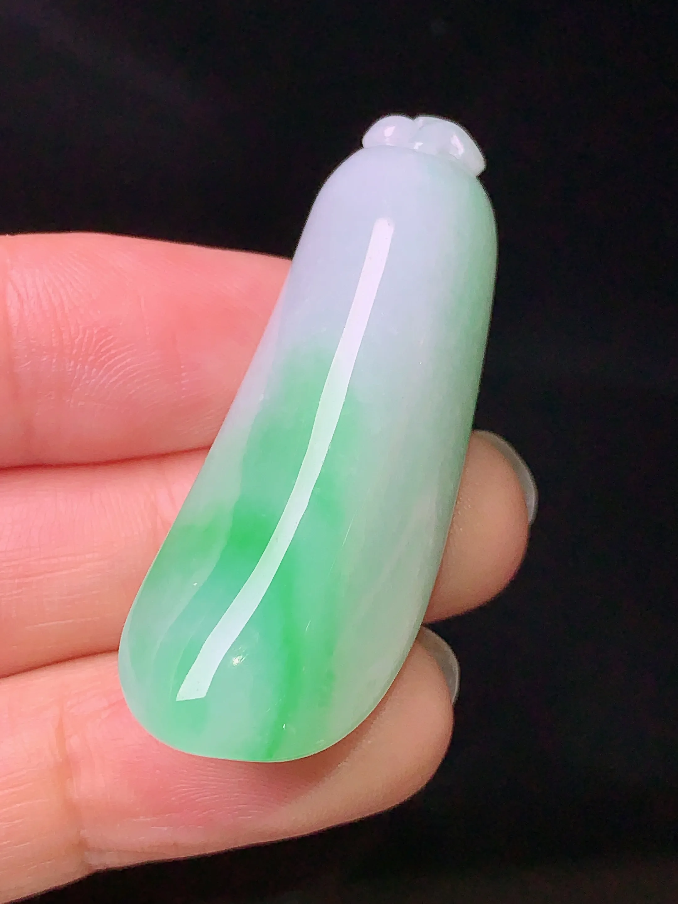 飘绿福瓜吊坠 玉质细腻 水润亮眼 色泽艳丽 整体尺寸45*15.8*12.2