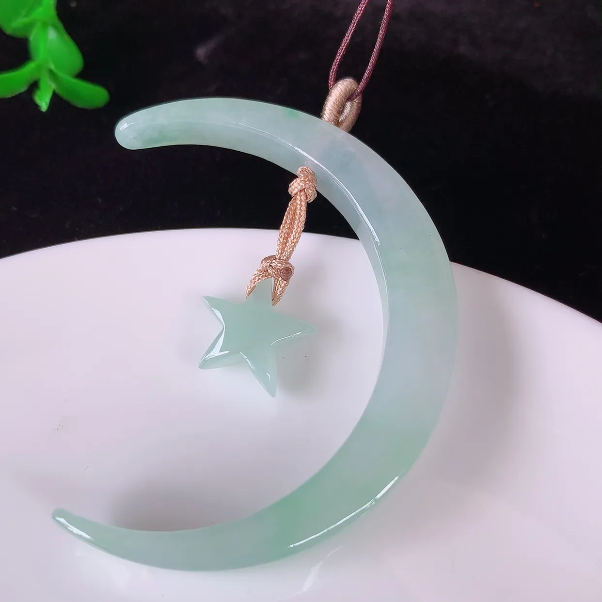 自然光实拍，冰飘绿翡翠众星捧月吊坠，种老水足，雕工精湛 ，寓意美好，佩戴时尚出众！#