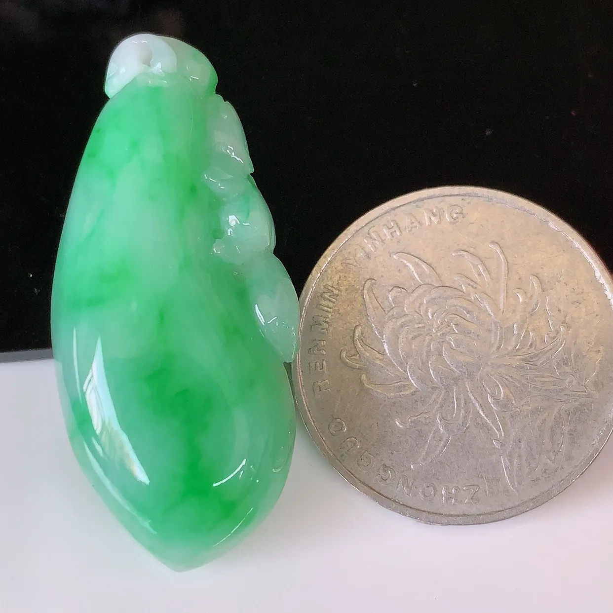 自然光实拍，水润飘阳绿招财福瓜吊坠，翡翠精美饱满福瓜，种水足，形态圆润饱满，福相十足 ！#05.16