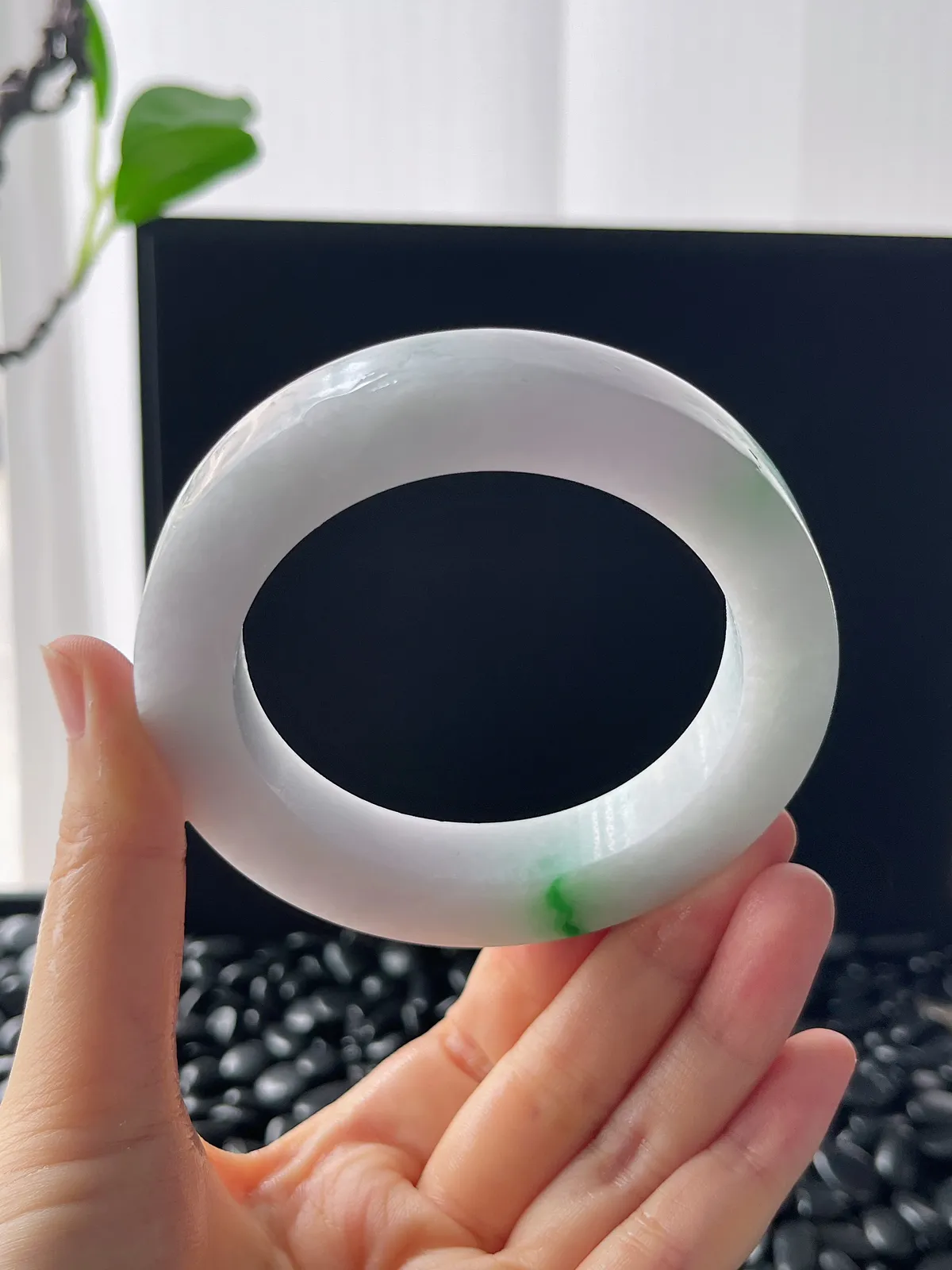 翡翠白底青镯饼，⭕️正圈最大做62，圆条最大做58；最小圈口57.7