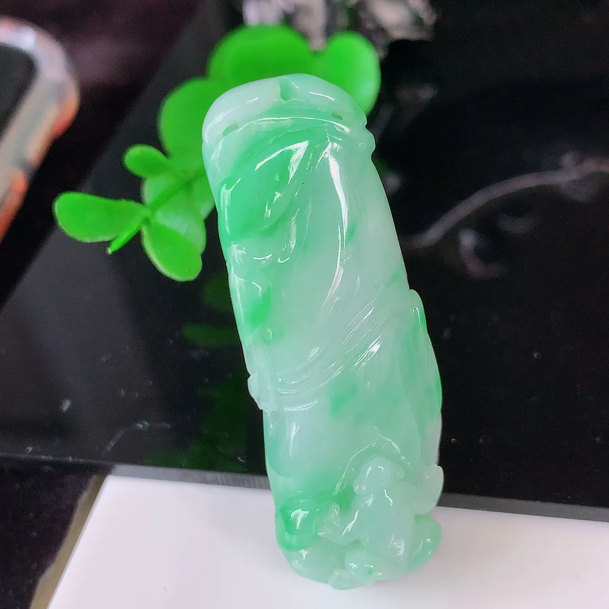 自然光实拍，飘绿节节高竹节玉坠，款式时尚大方，竹节寓意好，佩戴事业，学业节节高升！#57.16