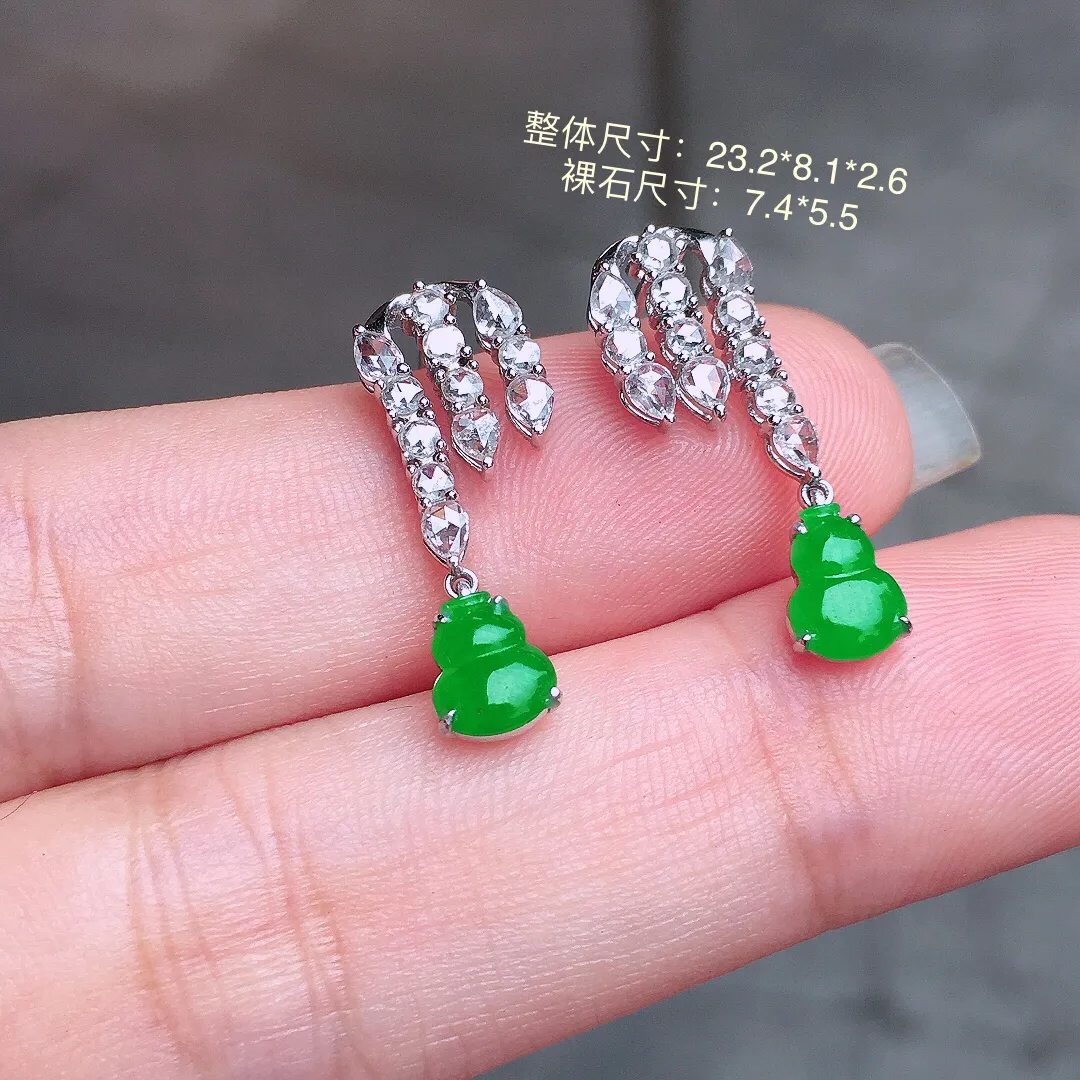 阳绿葫芦耳坠，色泽均匀艳丽，玉质细腻，荧光感超
强，饱满圆润，气质满满。18k
金豪华镶嵌