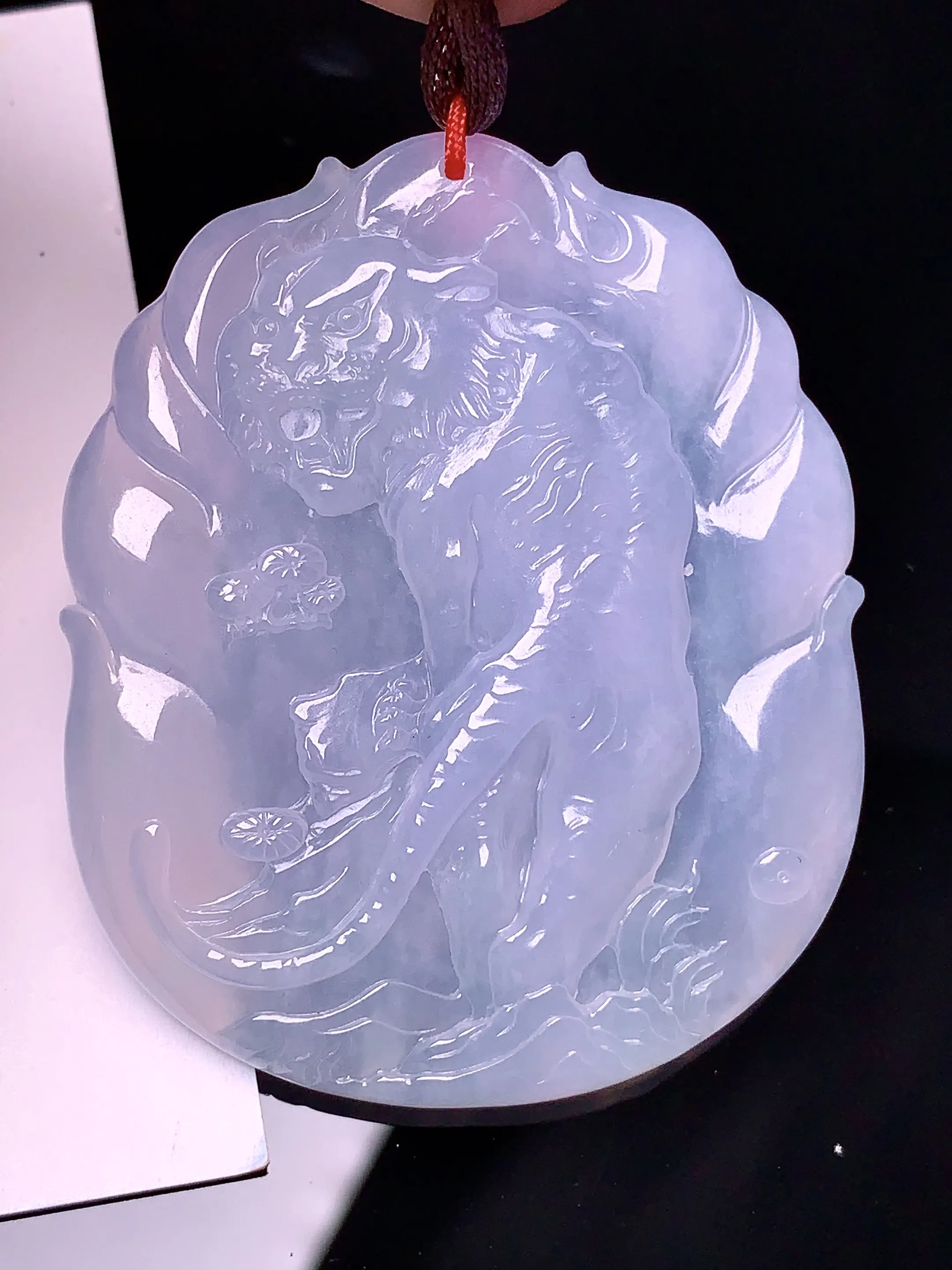 冰种生肖虎吊坠 玉质细腻 水润亮眼 色泽艳丽 整体尺寸50.6*42.3*6