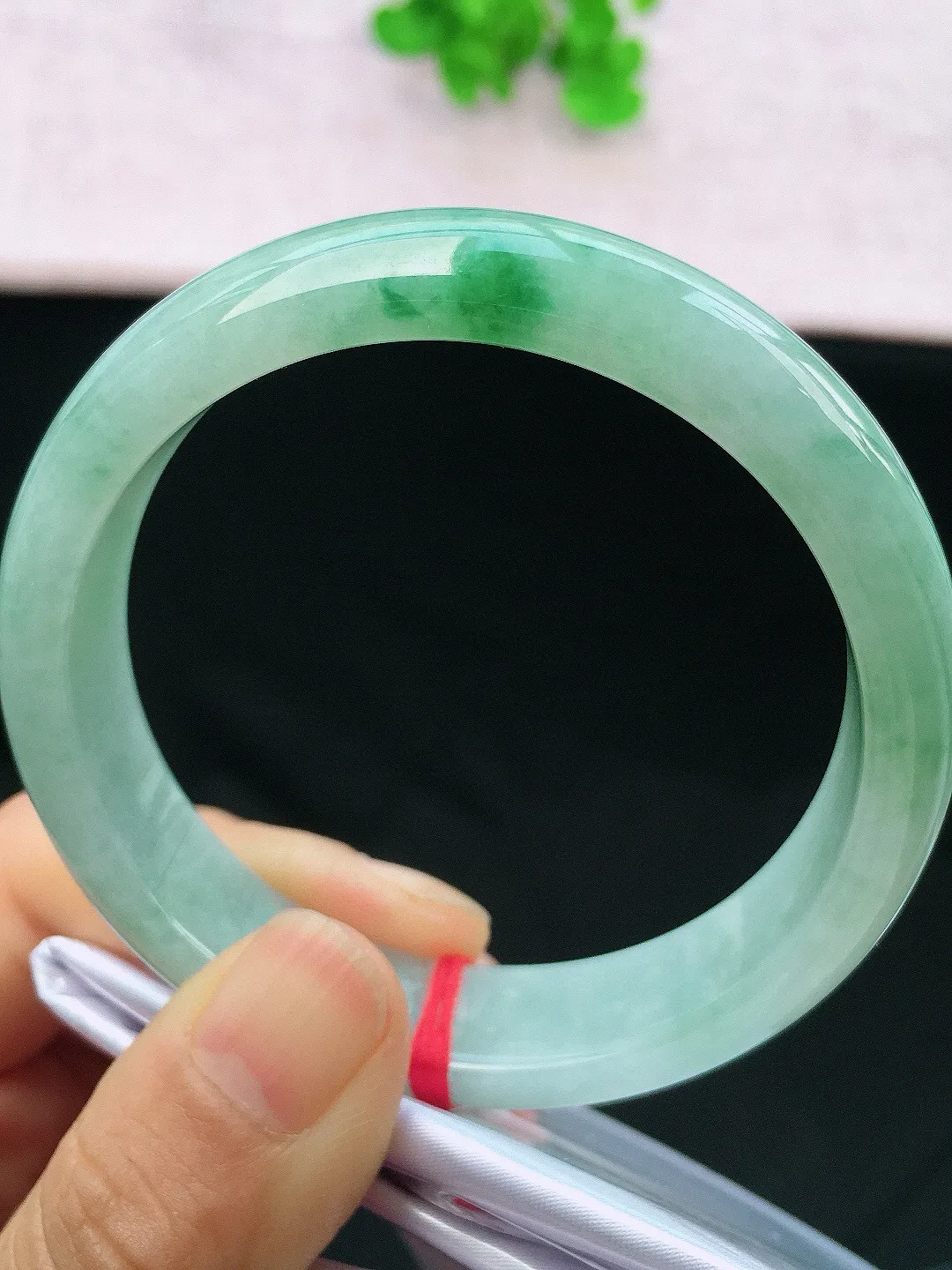 正圈57-58可戴，种老水足，尺寸57.5/14/7.8mm，冰飘绿花正圈翡翠手镯